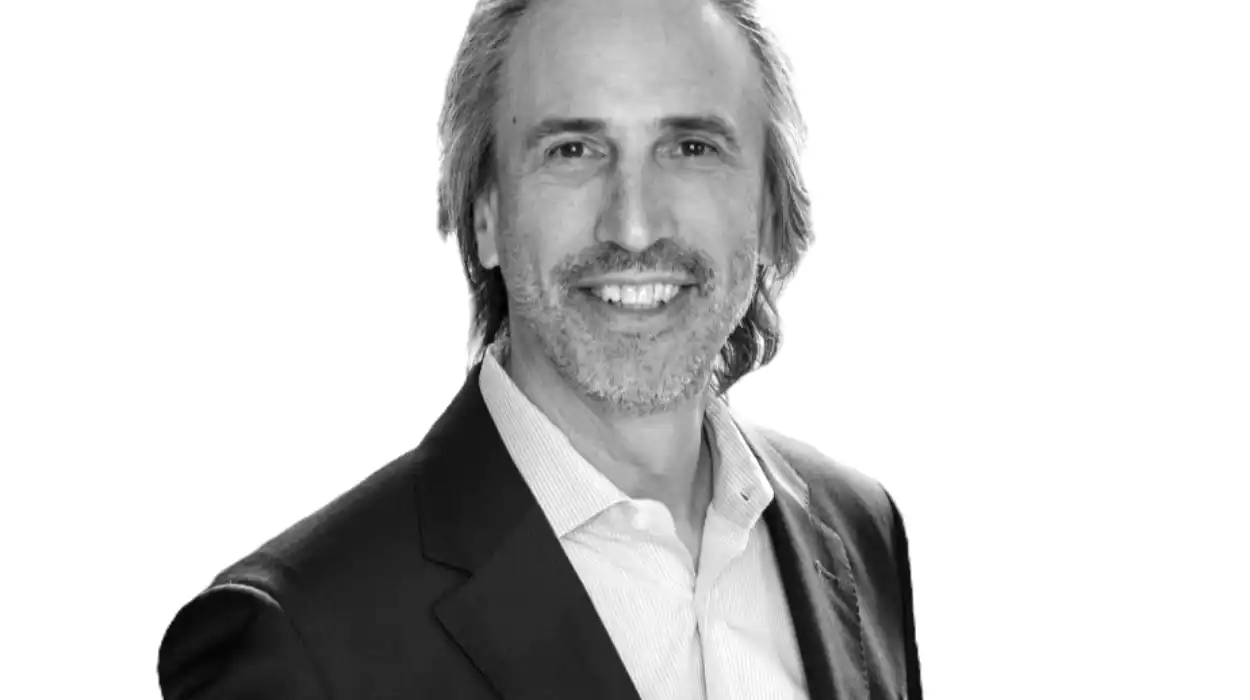 تسمية وفضح وكيل الإمارات: أندرو فرانك