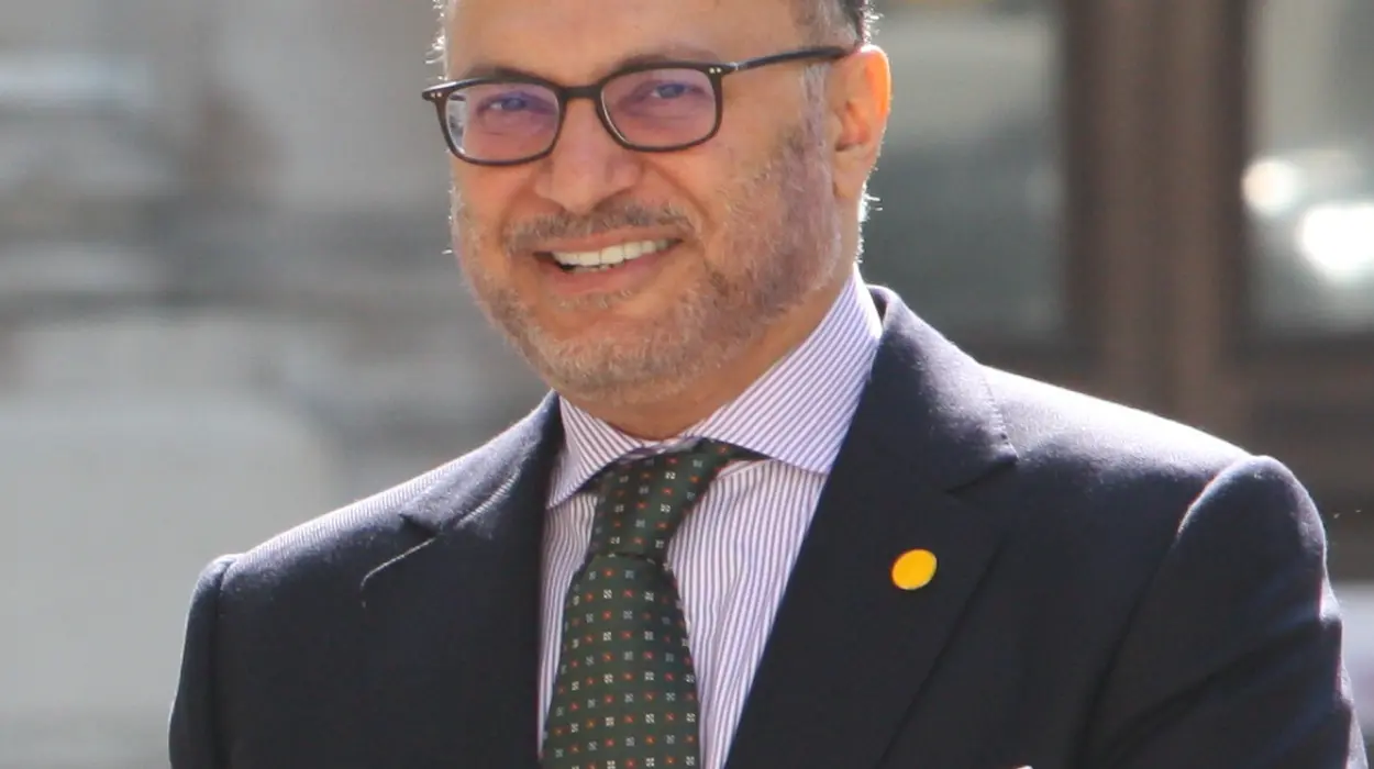 الاسم والعار على وكيل الإمارات: أنور قرقاش