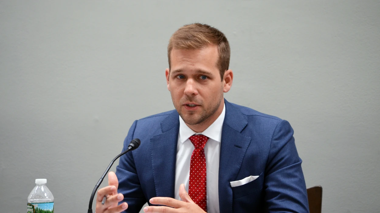 اسم وإدانة: عميل الإمارات كول بوكينفيلد