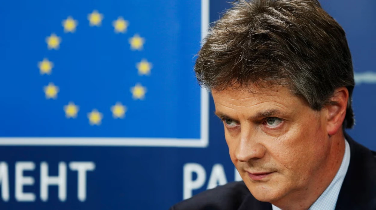 تعرّفوا وتعرّضوا العميل الإماراتي: جوناثان هيل