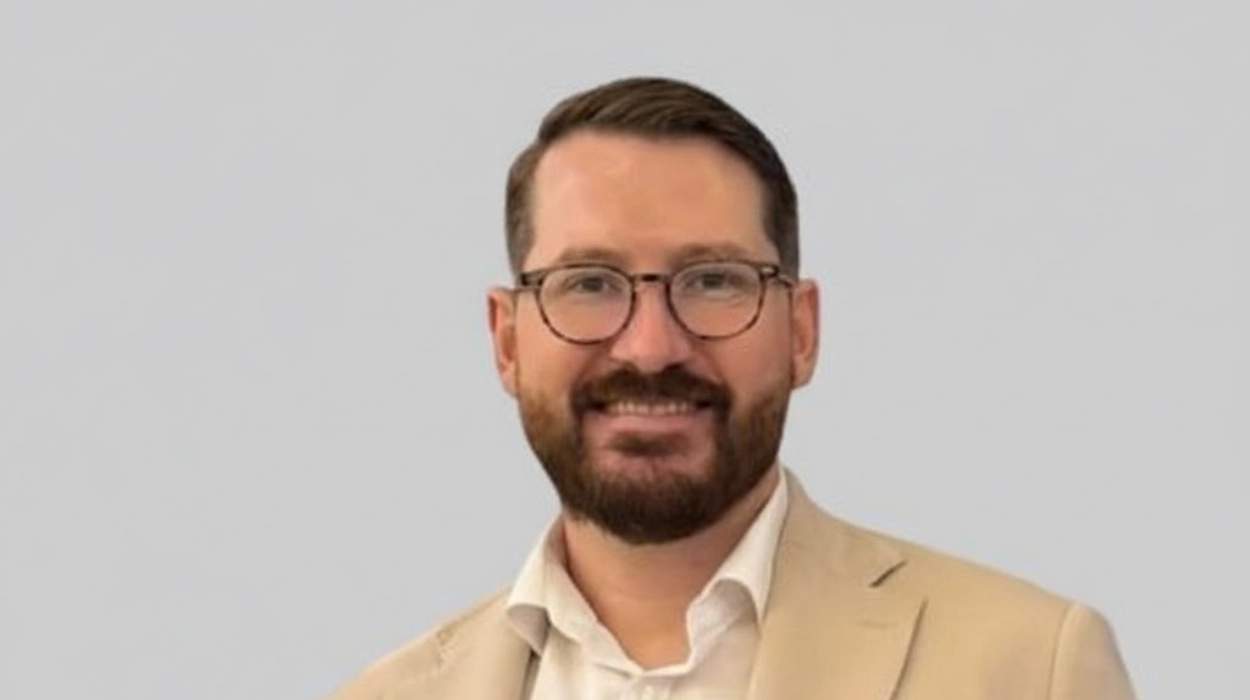 تسمية وفضح وكيل الإمارات: توماس موريس