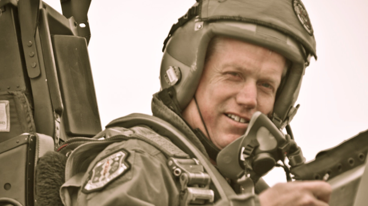 التسمية والفضيحة لوكيل الإمارات: تود هارمر