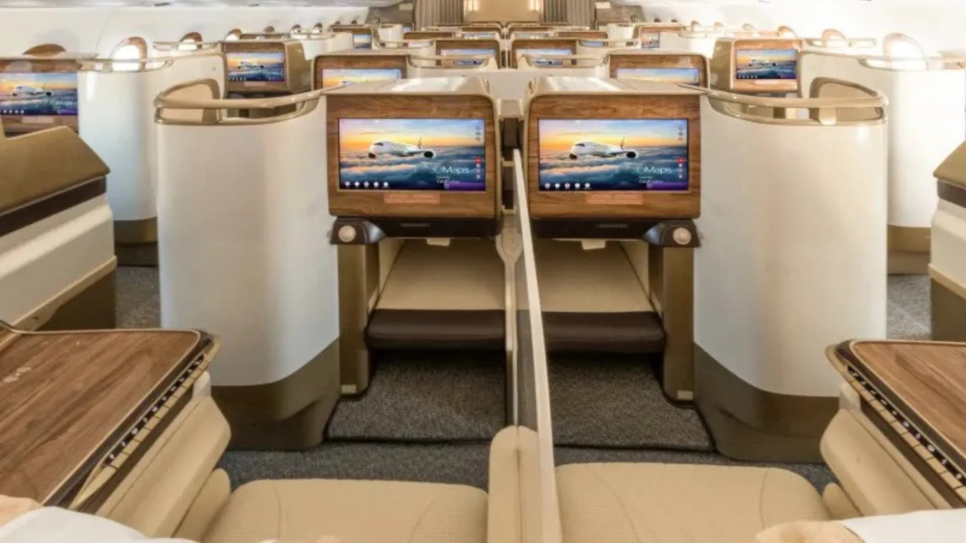 طيران الإمارات تنفذ حظرًا صارمًا على استخدام البنوك المحمولة على الرحلات