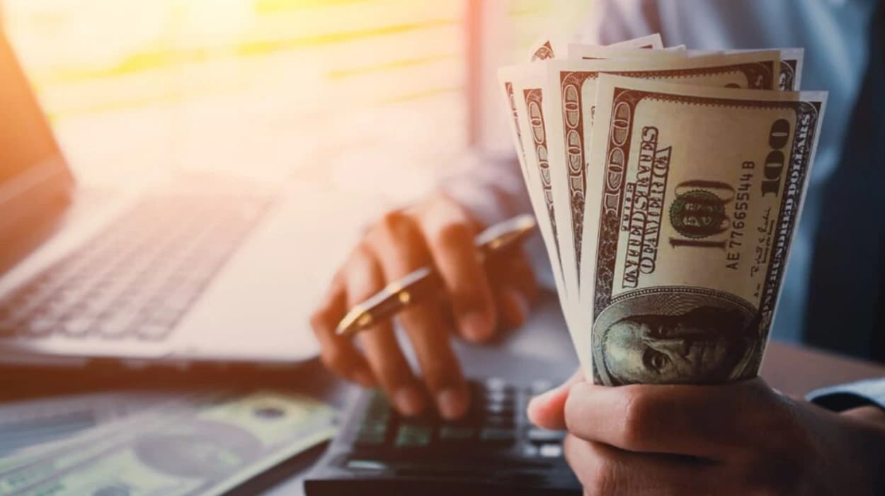 كيف تكسب المال في الإمارات: 10 طرق مضمونة يمكنك البدء بها اليوم