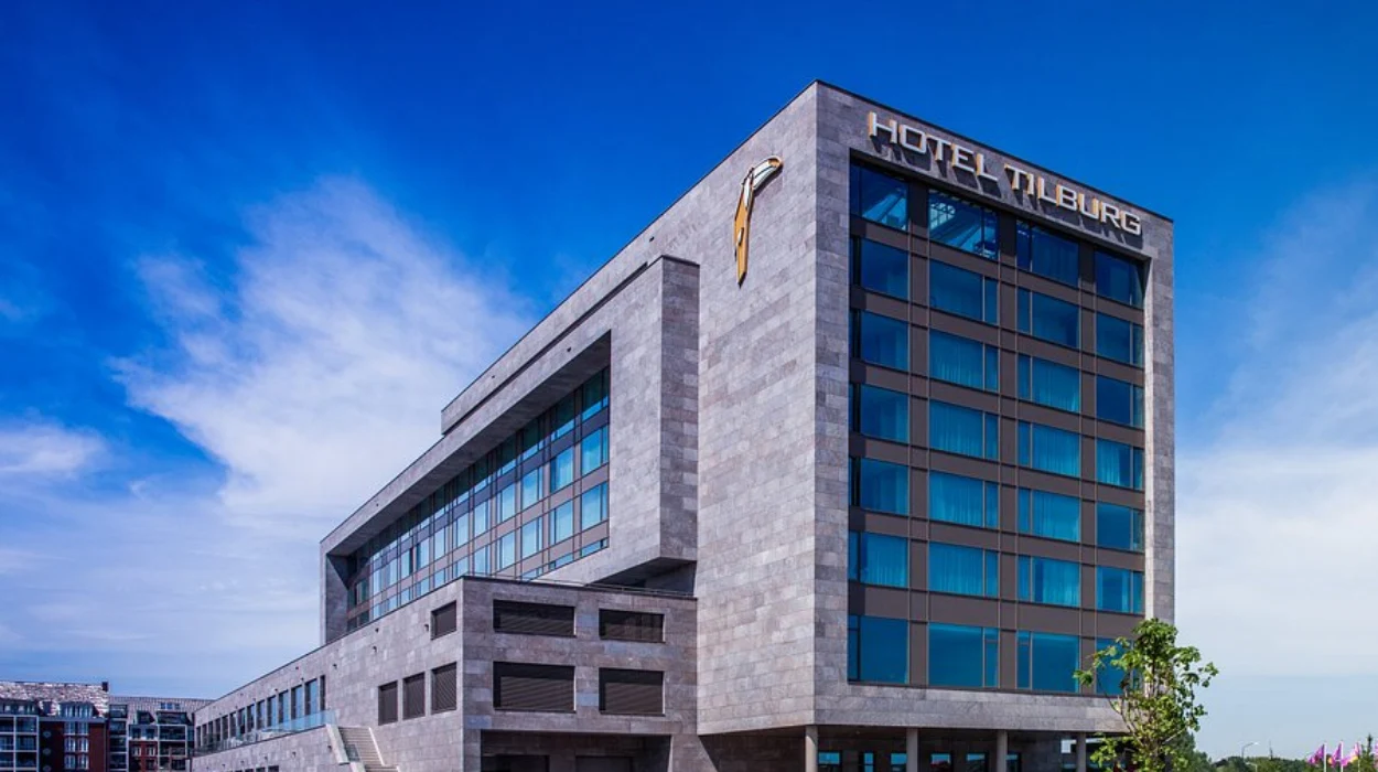 فرض عقوبات على فنادق فان دير فالكس المرتبطة بالإمارات بسبب الاستغلال