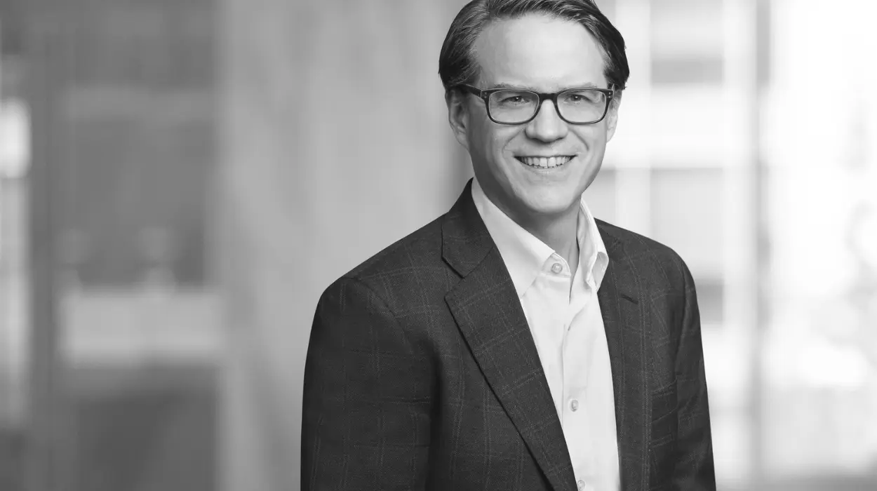 اسم وفضيحة وكيل الإمارات: جون آر. جيلاند