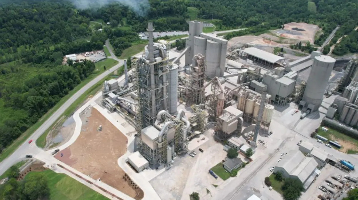 دعوة عاجلة لفرض عقوبات على شركة الإسمنت الوطنية الإماراتية الآن